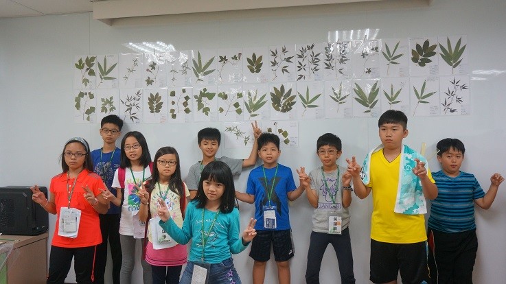 螃蟹小組分享自己的植物標本成果 (壽山國家自然公園籌備處提供)