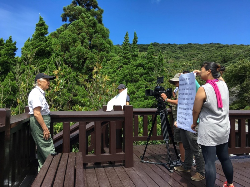影片邀請解說員以英文或日文， 講解關於國家公園的特色資源。拍攝地點為陽明山國家公園大屯自然公園  (營建署國家公園組提供)