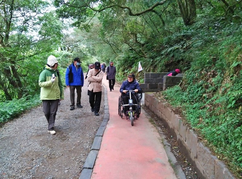 無障礙步道讓行動不便者， 也能輕鬆親近國家公園的自然景觀 拍攝地點為陽明山國家公園二子坪步道 (營建署國家公園組提供)