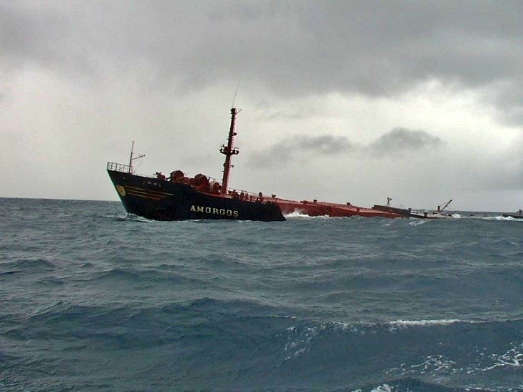 2001年希臘貨輪阿瑪斯號擱淺漏油， 強勁的東北季風將原油吹向龍坑自然生態保護區 (墾丁國家公園管理處提供)