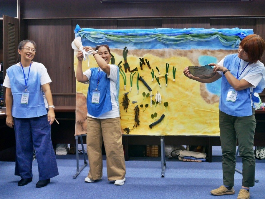 工作坊中鹿谷老師和工作人員 展示了介紹沖繩潮間帶的海洋生物布藝劇場  (國家公園電子報編輯小組提供)