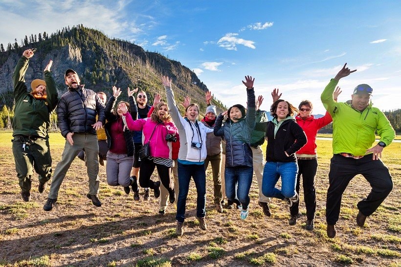  圖為黃石國家公園導覽解說人員（最左） 與訪客們的愉快互動。NPS最新的解說活動強調提供一系列「串聯、貢獻、合作與聯合創作」的機會， 讓導覽解說人員也能持續跟訪客相互學習。 （圖片取自 Flickr，攝影師NPS Jacob W. Frank）