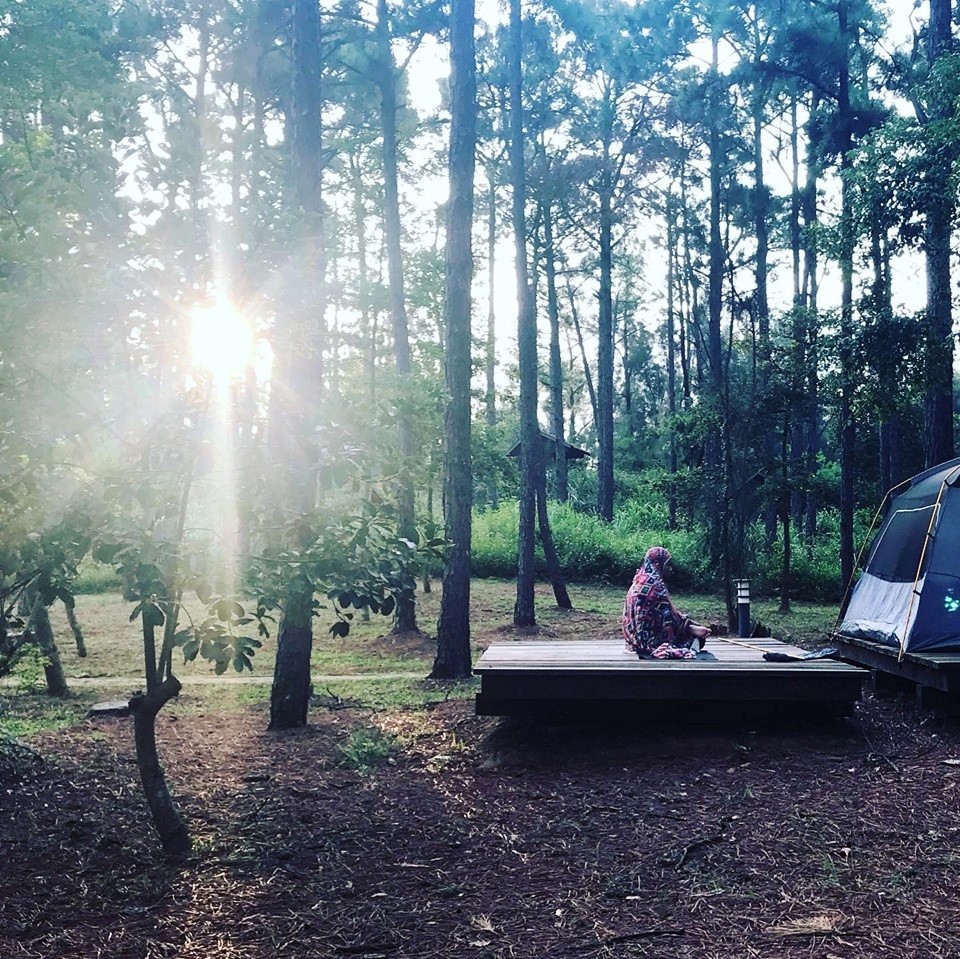 露營隔日早晨，穆斯林朋友正在禱告 (金門國家公園管理處提供)