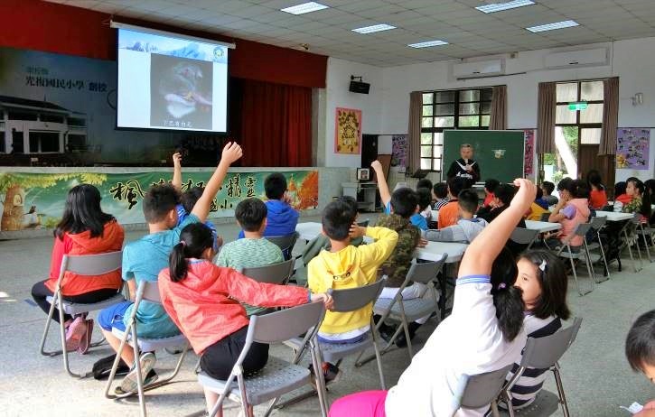 玉管處多年來持續到中小學校 進行臺灣黑熊保育到校服務， 屬於生態保育推廣的扎根教育工作  (玉山國家公園管理處提供)