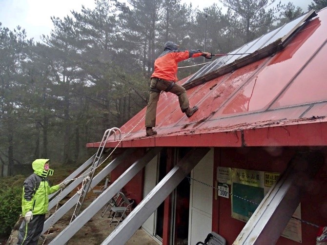 近年來我亦協助玉管處進行山屋太陽能光電維護工作