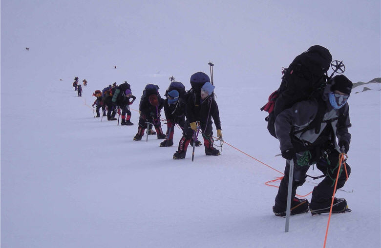 Ke was moving forward in the snow slope with members of the Seven Summit Expedition Team