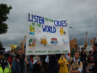許多國家發起各種大型的氣候變遷公民運動，為國際氣候會議帶來進一步的影響力。((圖片引用自flickr//創用 CC (Creative Commons)，攝影Andrew)）