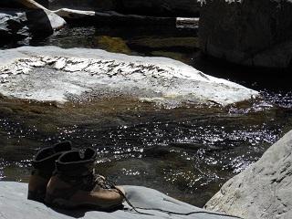 透心涼的合歡溪水，鞋子的主人早已泡腳去。