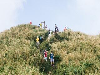 假日山區步道登山遊客眾多，且路幅狹窄，競賽性質之越野跑活動並不適合進行。(取自flickr，Wei-Te Wong攝)