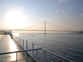 前方可見及明石海峽大橋。