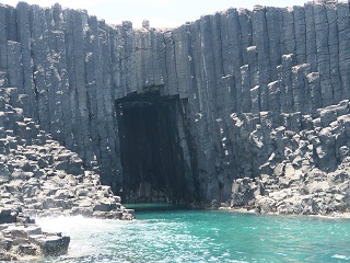西吉嶼的「藍洞」景觀雖美，因屬生態保留區，未經許可不得擅自進入 (陳睿佳攝) 。