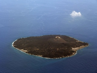海上保安廳海洋情報部長期監測西之島的火山活動。(取自海域火山データベース 海上保安庁海洋情報部)