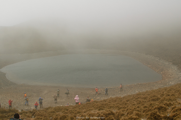 霧中嘉明湖的容貌。