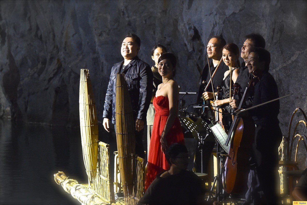 The perfect combination of the string quartet, soprano, and tenor turns Zhaishan Tunnel into an opera house.