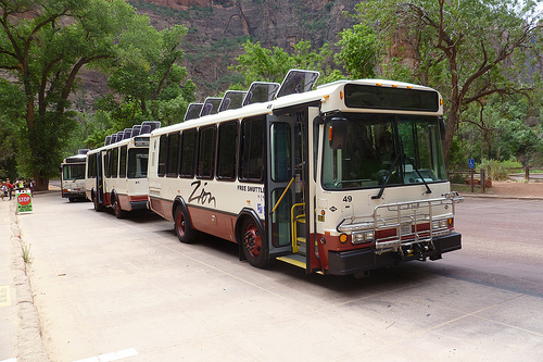 錫安國家公園內的巴士。(取自flickr，攝影chucklebuster)