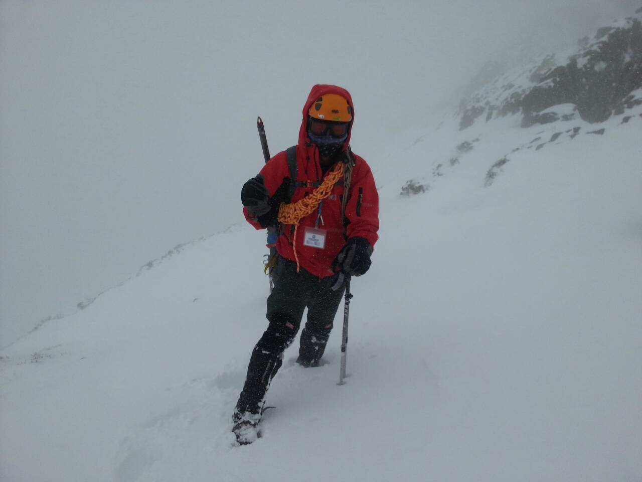 雪地行走須熟悉雪攀裝備使用與步法之正確性(雪霸志工顏文男提供)。