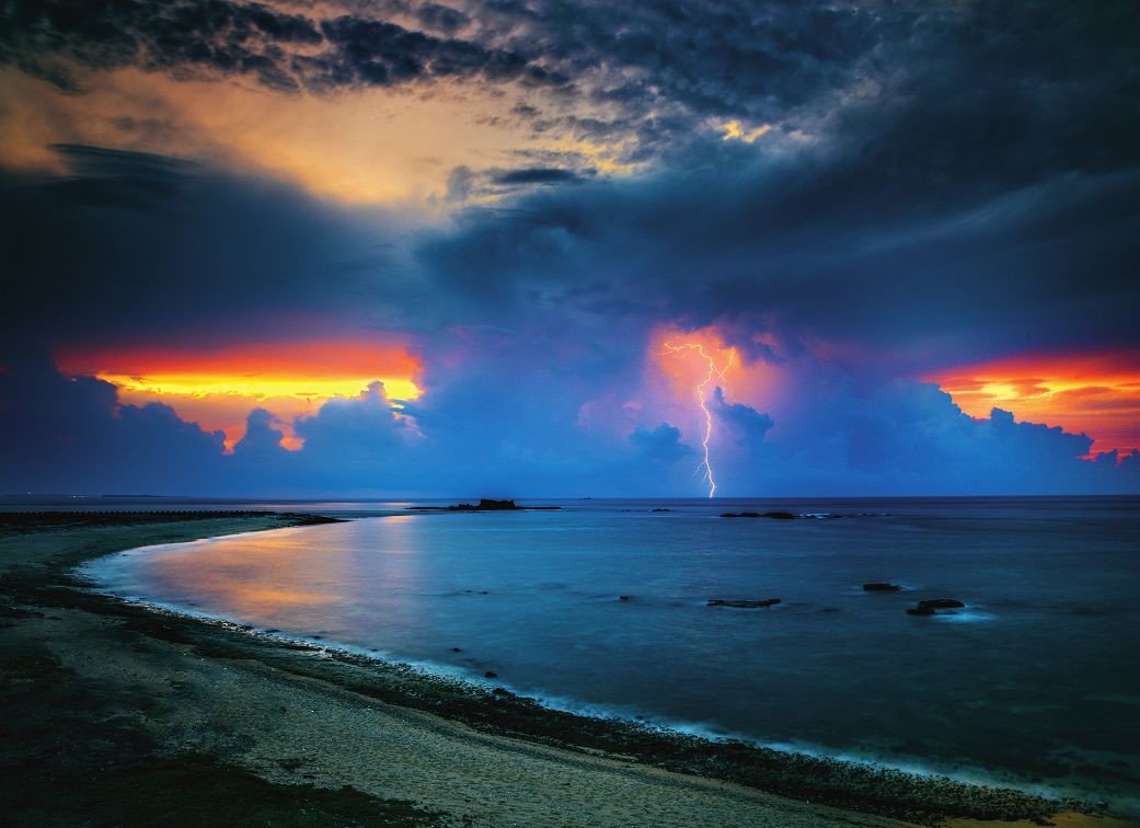 在東嶼坪嶼遊客中心沙灘前，瞬間形成烏雲密布、雷電交加的場景(海洋國家公園管理處提供)

