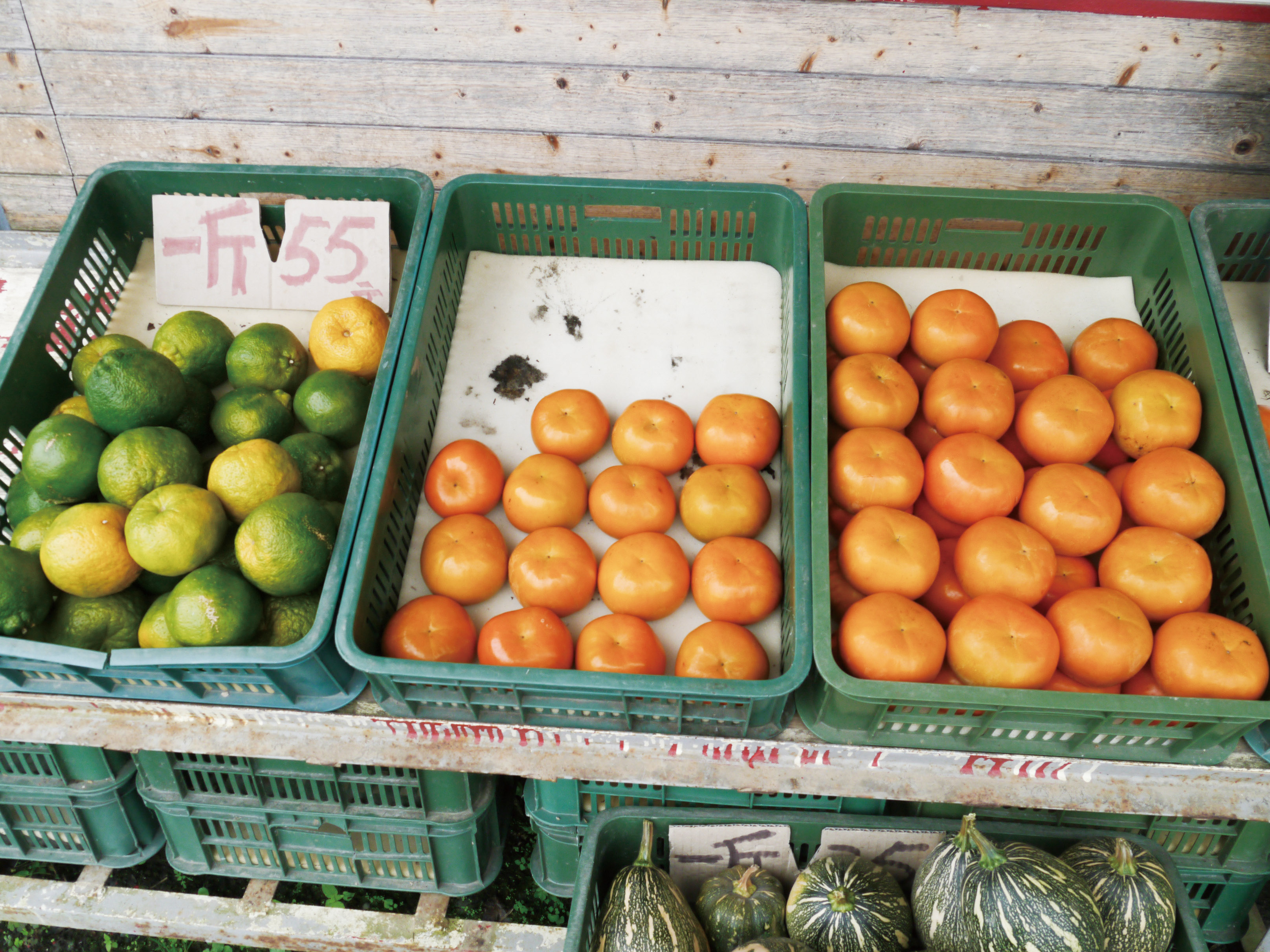 部落商店販售甜柿、橘子等當地當令的農產品(雪霸國家公園管理處提供)
