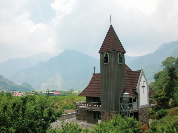 士林部落和建築宏偉的教堂(雪霸國家公園管理處提供)
