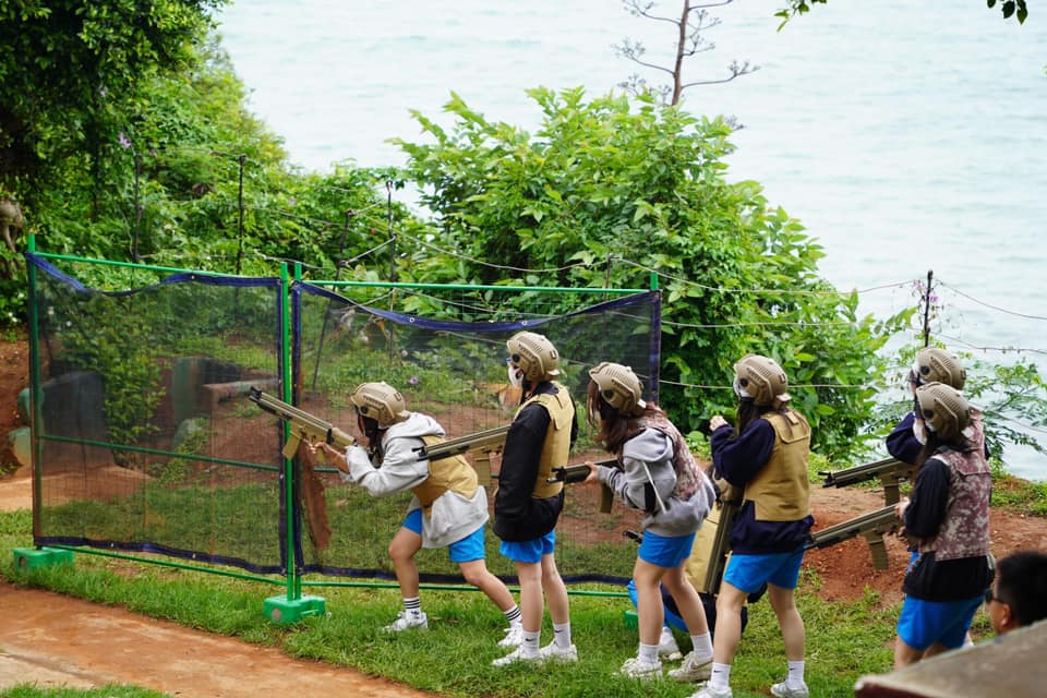 Students from National Kinmen Senior High School experience password chain games, simulated shooting, and tactical missions.