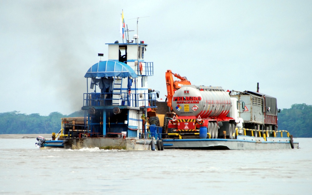 厄瓜多爾人已經在一次歷史性的全民公投中投票，決定停止在亞馬遜的亞蘇尼國家公園開發新油井的行動。本圖為運送石油探鑽器具的船隻（圖片來源：flickr/Carol Foil）