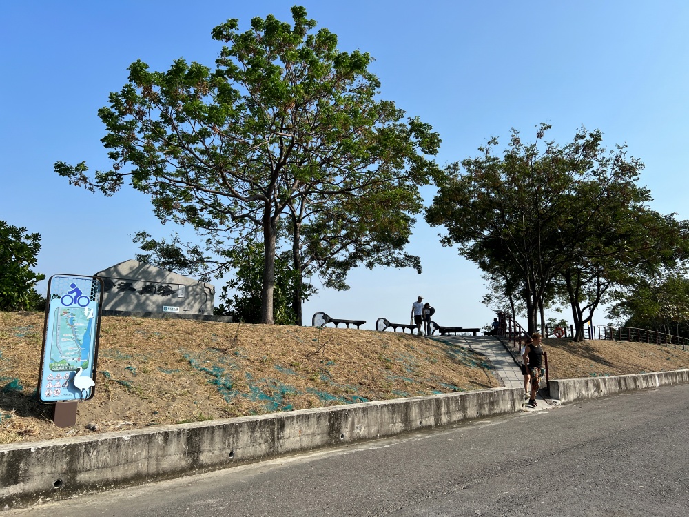 台江處規劃的水岸綠道很適合行人散步及騎腳踏車遊覽(台江國家公園管理處提供)