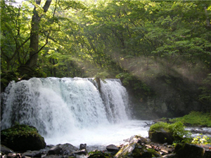 東北自然步道銚子大瀑布豐沛水量