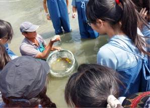 Mời người dân chài địa phương đến làm giảng sư, giới thiệu sinh thái ao nuôi cá (Hình ảnh)